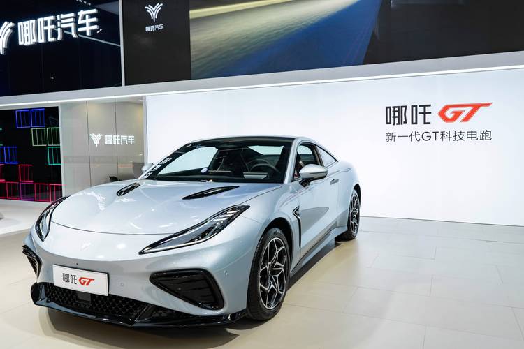 成都77哪吒汽车在智能汽车领域的表现，领途汽车在新能源汽车市场中的影响力